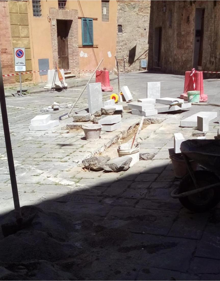 Siena: Oggi 08/05 Interventi di lastricatura nelle zone di Piazzetta Due Porte e Porta&nbsp;Tufi