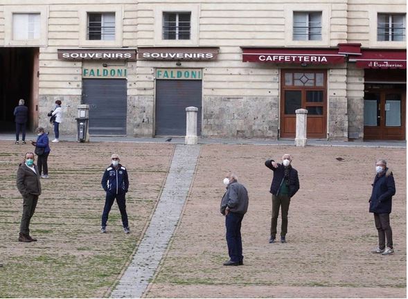 Siena: Primo Maggio, i senesi a passeggio a piedi e in bici Piaza del Campo torna ad animnarsi dopo il via libera all’attività motoria / Foto&nbsp;Lazzeroni