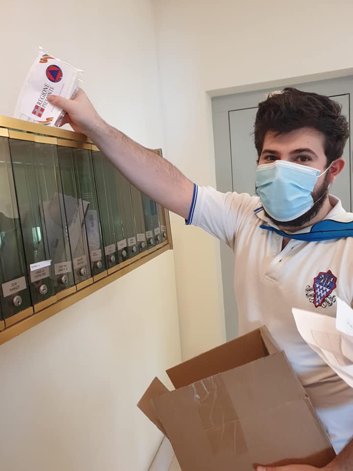 Palio di Asti, Borgo Tanaro-Trincere-Torrazzo: Ieri 02/05 i ragazzi del Borgo hanno consegnato le mascherine della Regione&nbsp;Piemonte