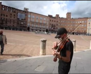 Siena: Coronavirus, violinista suona in piazza del&nbsp;Campo