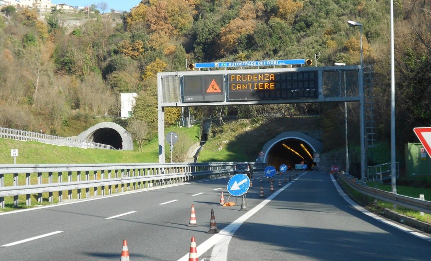 Toscana: Orrore sulla A12, scivola sul monte e precipita sulla&nbsp;carreggiata