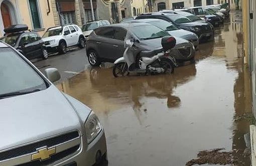 Toscana: Bomba d’acqua su Firenze e le strade si&nbsp;allagano