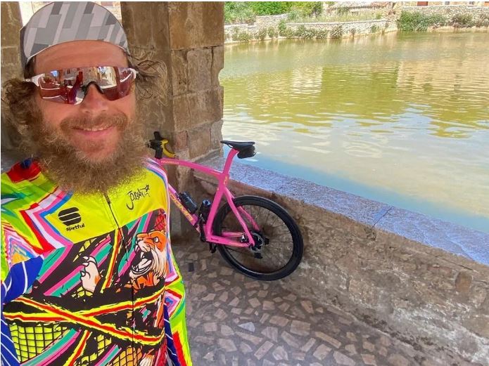 provincia di Siena: Jovanotti scala l’Amiata con la sua bici rosa: “Adoro questa montagna, è il mio&nbsp;Fujiama”