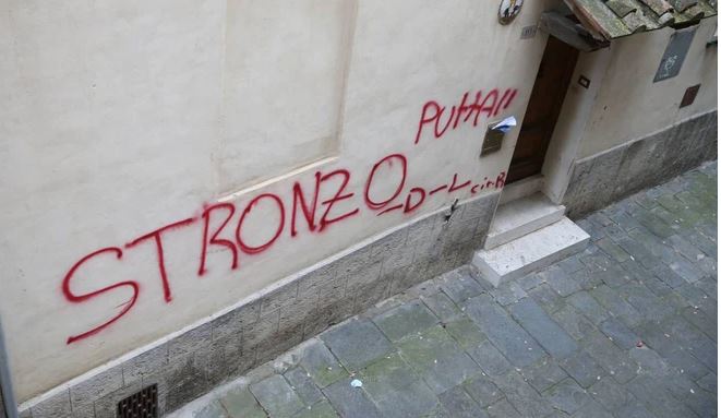 Siena, Caos Salicotto: muri imbrattati, offese e urina davanti a decine di&nbsp;persone