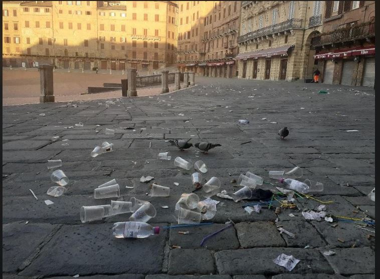 Siena, Piazza del Campo come una discarica dopo la movida. L’assessora Buzzichelli: “Un dolore vederla&nbsp;così”