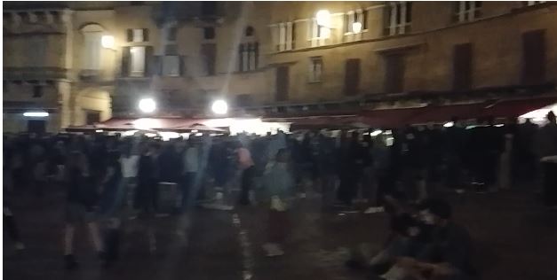 Siena: Piazza del Campo gremita per la movida, tra capannelli e assembramenti&nbsp;notturni