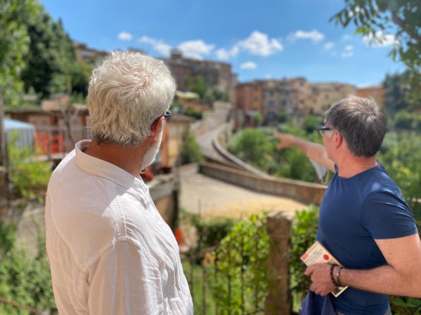 Siena: Oggi 20/07 Il sindaco di Siena Luigi De Mossi accompagnato dal direttore artistico Alessandro Benvenuti sono andati in visita al cantiere del Santa Maria della&nbsp;Scala