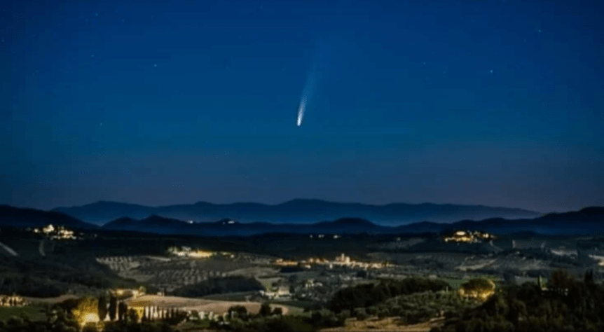 Siena, La cometa Neowise visibile ad occhio nudo: Spettacolo nella&nbsp;notte