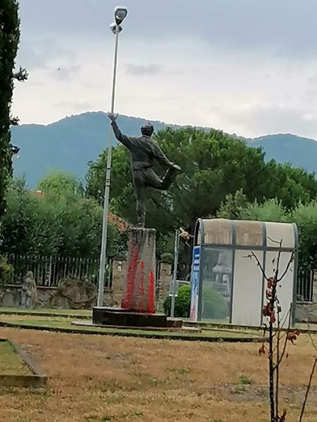 Toscana: Statua imbrattata, Benigni telefona allo&nbsp;scultore