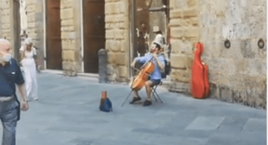 Siena: Le note di un violoncello in Banchi di sopra: Artista di strada si scatena nella via principale della&nbsp;città