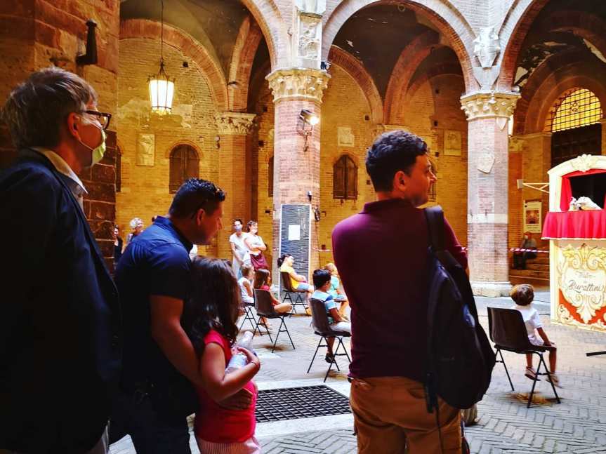 Siena: Lo spettacolo “Pulcinella in Fabula” all’interno del Cortie del&nbsp;podestà