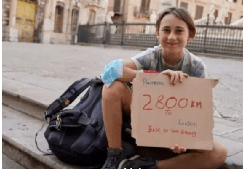 Siena: Arriva nel Senese il bimbo di 10 anni che cammina fino a Londra per salutare la&nbsp;nonna