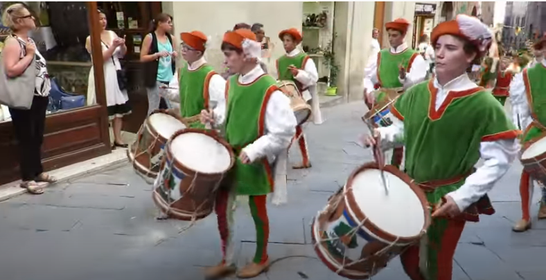 Siena: Passaggio comparsa della Selva nelle vie del centro&nbsp;storico