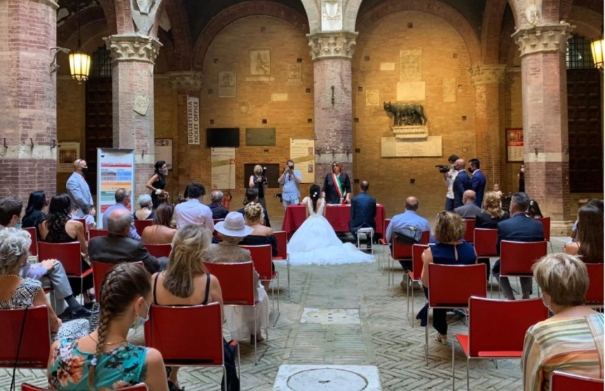 Siena, Primo matrimonio nel Cortile del Podestá: “Il giorno più bello in uno dei luoghi più amati da un&nbsp;senese”