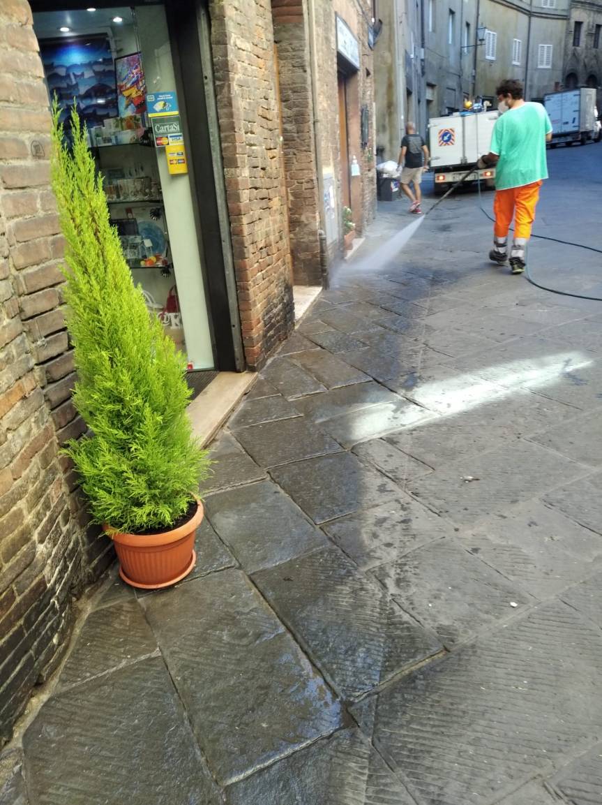 Siena: Proseguono le operazioni di rimozioni del guano dei piccioni dalle strade del&nbsp;Centro