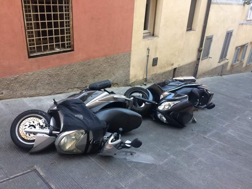 Siena e Provincia, Notti brave: ‘Strage’ di motorini in centro. E lancio di&nbsp;sassi