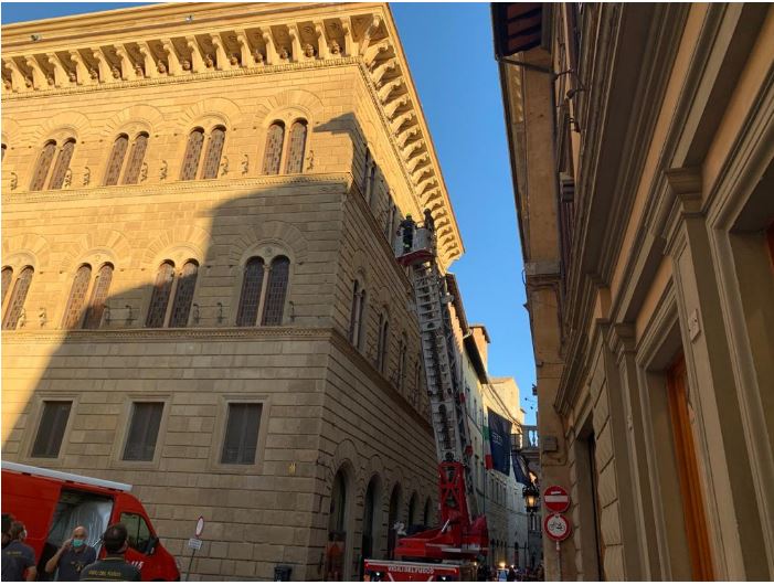 Siena, Cade tegola in Banchi di Sopra: Nessun danno a persone, vigili del fuoco al&nbsp;lavoro