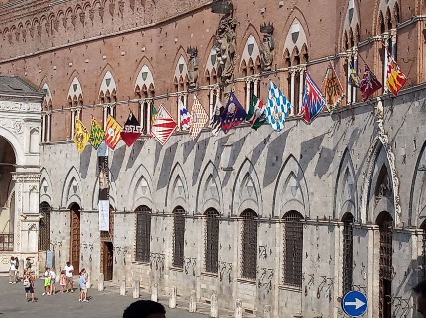 Siena, Le bandiere alle trifore: Palio straordinario a sorpresa?&nbsp;Maccchè…