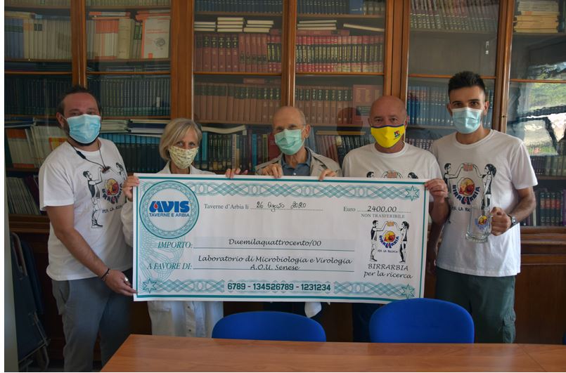 Siena: “Birrarbia per la ricerca” contro il coronavirus, raccolti 2400 euro per il laboratorio di Microbiologia e Virologia dell’Aou&nbsp;Senese