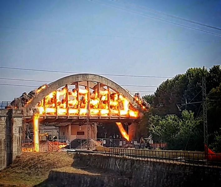 Toscana: Cavalcaferrovia abbattuto con l’esplosivo