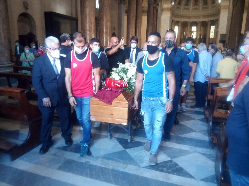 Toscana: L’ultimo saluto a Mazzinghi, applausi e&nbsp;commozione