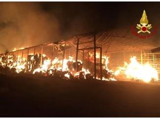 Toscana: Furioso incendio di rotoballe nella&nbsp;notte