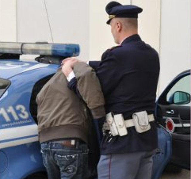 Siena, Aggredisce e minaccia di morte la ex moglie: Arrestato prima che si imbarchi su un aereo
