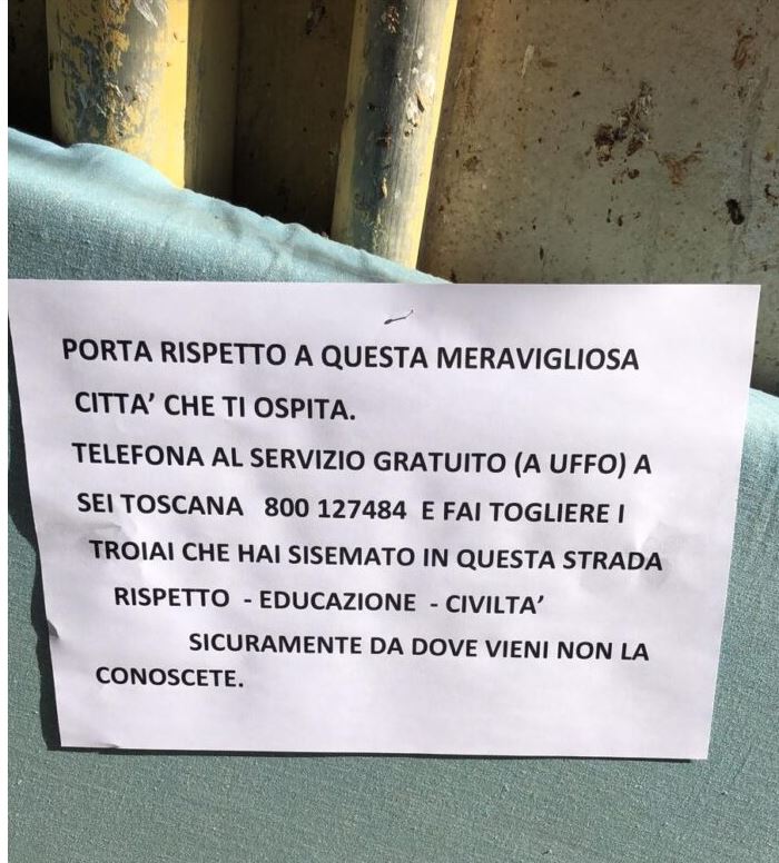 Siena, Volantini in centro: “Chiama Sei Toscana invece di lasciare rifiuti in&nbsp;strada”
