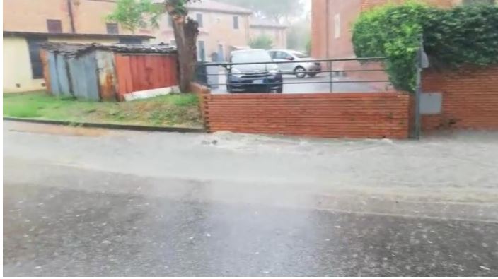 Provincia di Siena: Temporale ad Arbia, strada allagata e tombino&nbsp;saltato