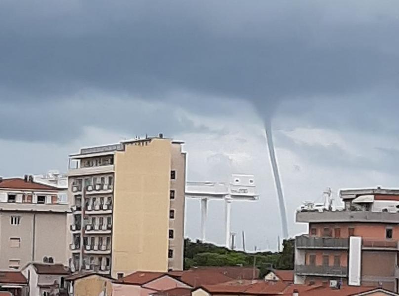 Toscana: Grossa tromba d’aria davanti alla costa&nbsp;apuana