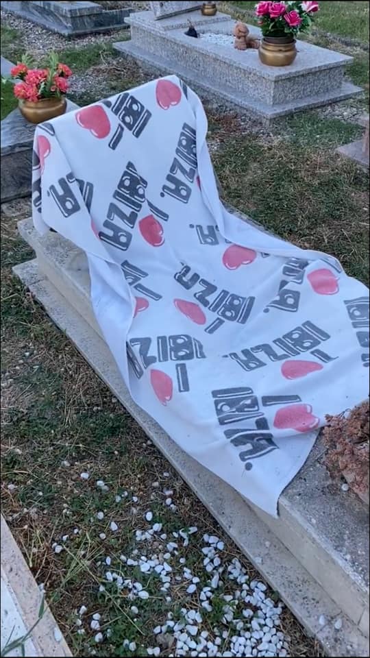 Provincia di Siena: Vandali devastano il cimitero e prendono il sole su una&nbsp;tomba