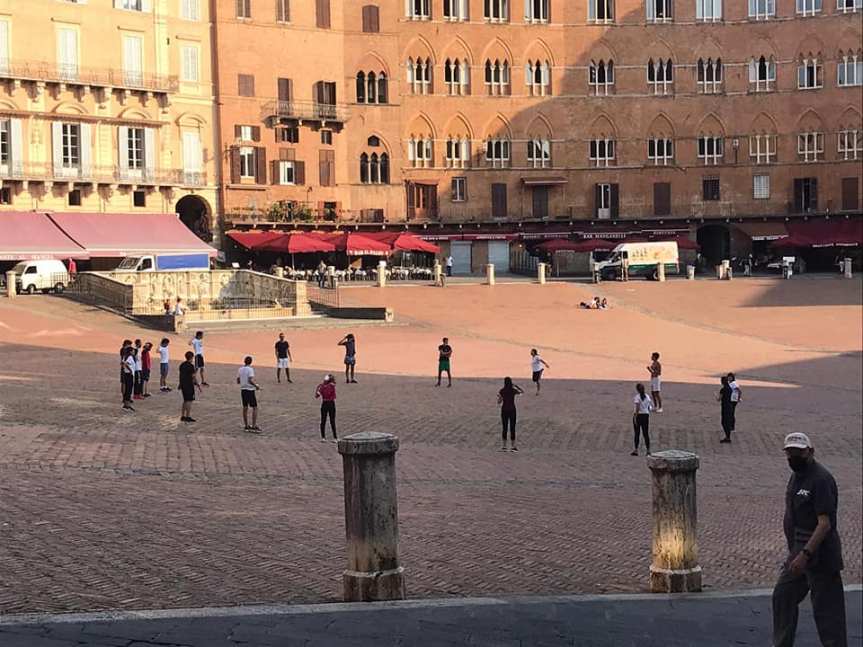 Siena: Oggi 16/09 alunni del Galilei fanno educazione fisica in piazza del&nbsp;Campo
