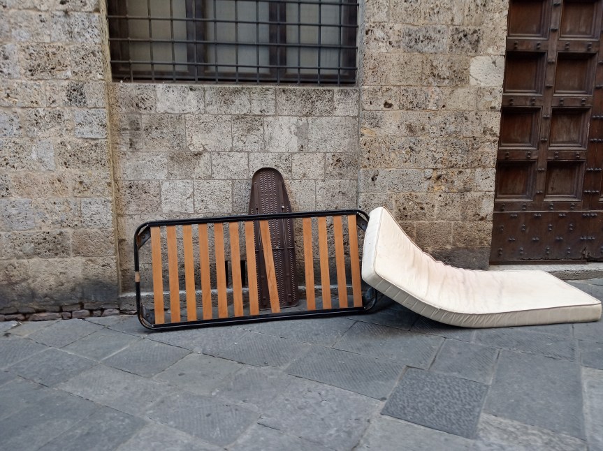 Siena: Oggi 21/09 Materasso, rete e asse da stiro abbandonate in Via di&nbsp;Città
