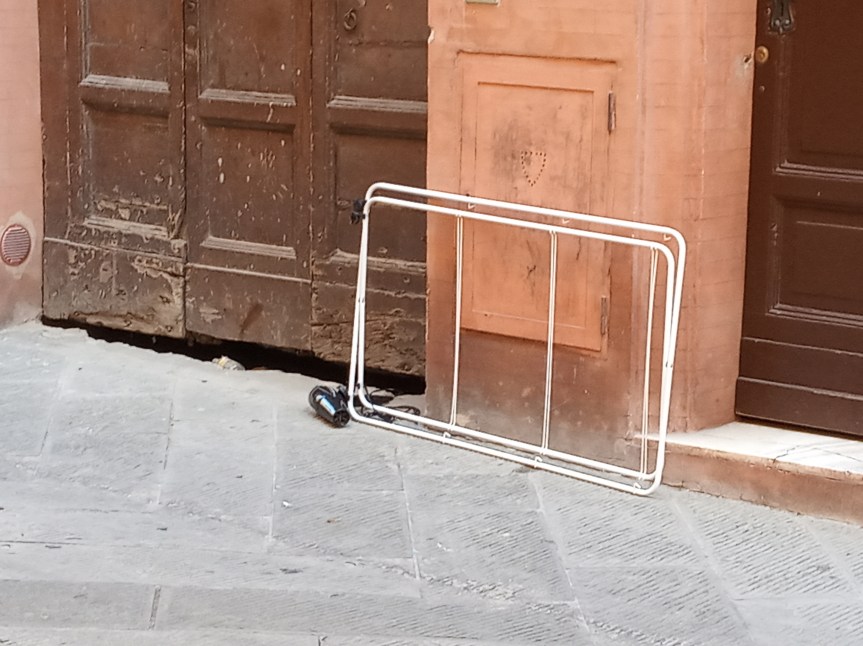 Siena: Oggi 24/09 phon e stendibiancheria abbandonati in Via Tito&nbsp;Sarrocchi
