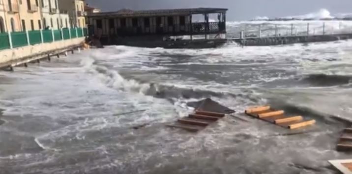 Toscana: La violenza delle onde a Marina di&nbsp;Pisa