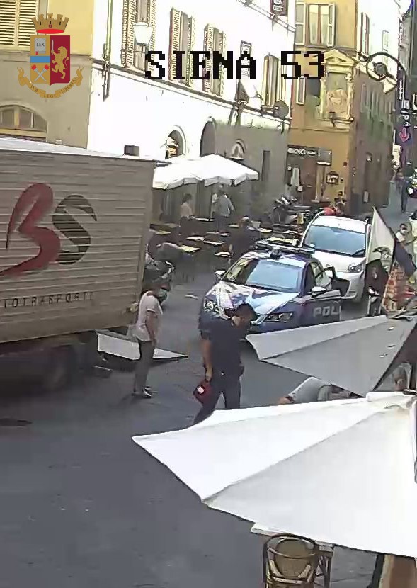 Siena: Donna colta da malore in Via Pantaneto, salvata da due agenti di&nbsp;Polizia