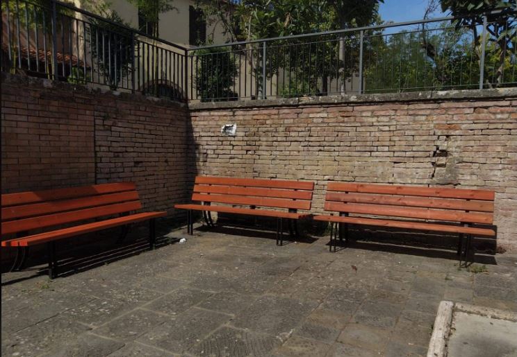 Siena: Ieri 12/09 a Taverne d’Arbia sostituite alcune panchine in uno spazio di&nbsp;ritrovo