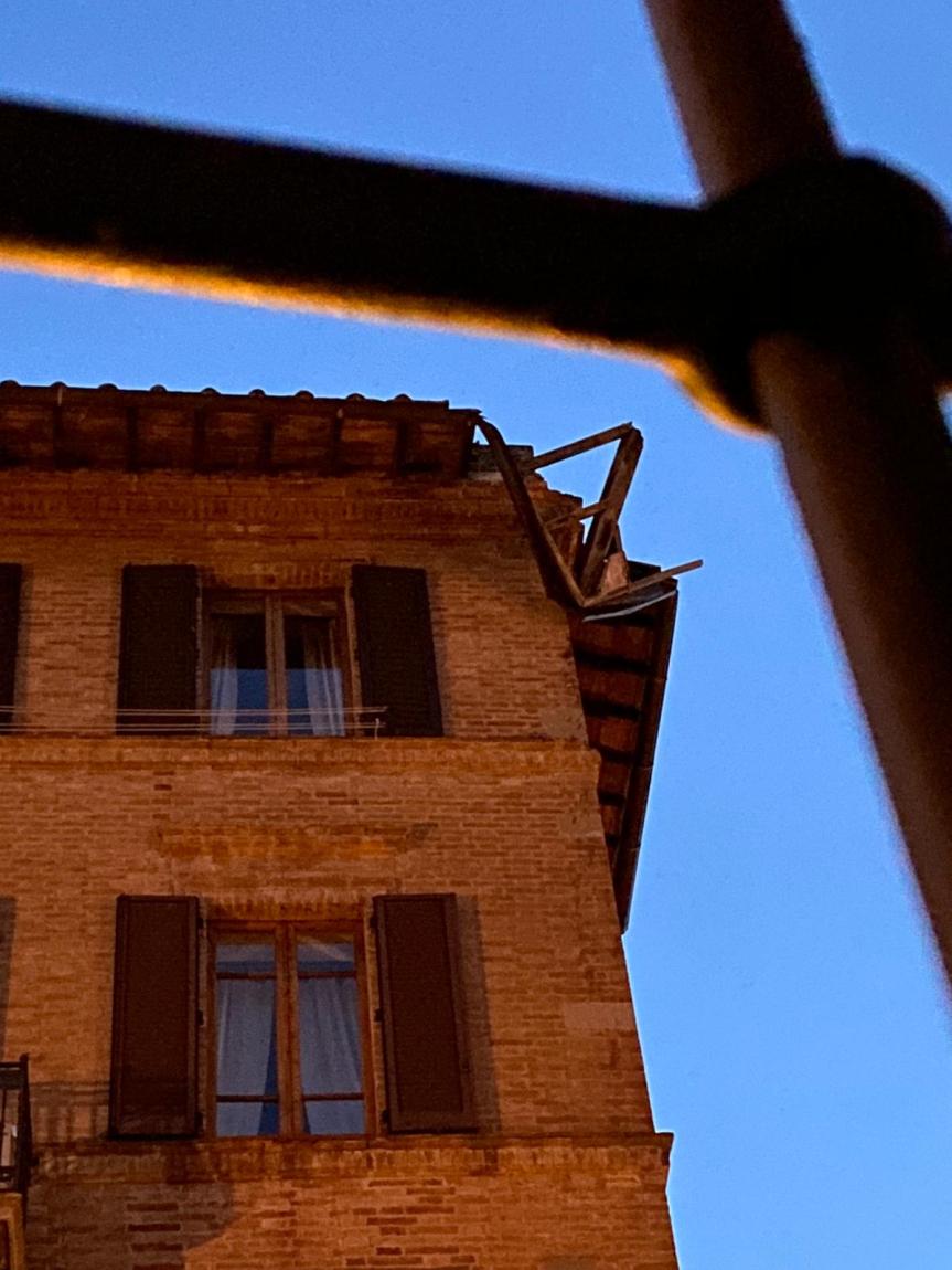 Siena: Crolla una porzione di tetto, paura in&nbsp;Salicotto