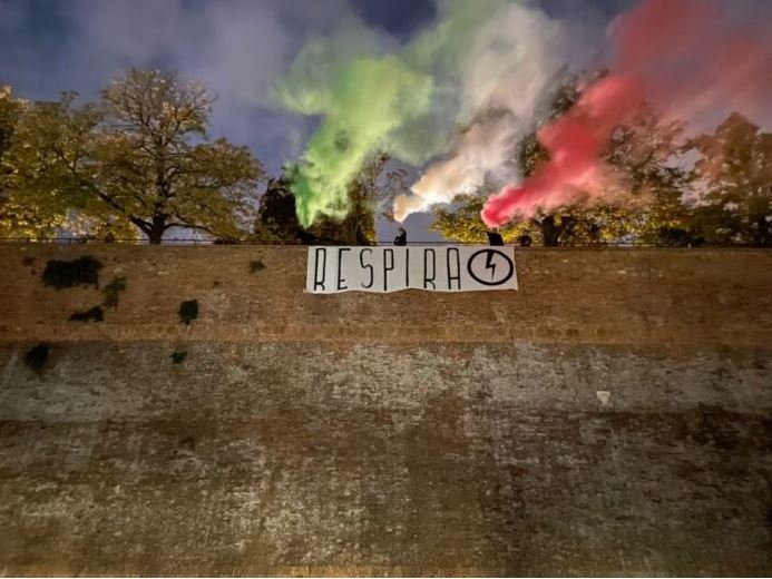 Siena: Blocco studentesco Siena inaugura l’anno con fumogeni e lo striscione&nbsp;“Respira”