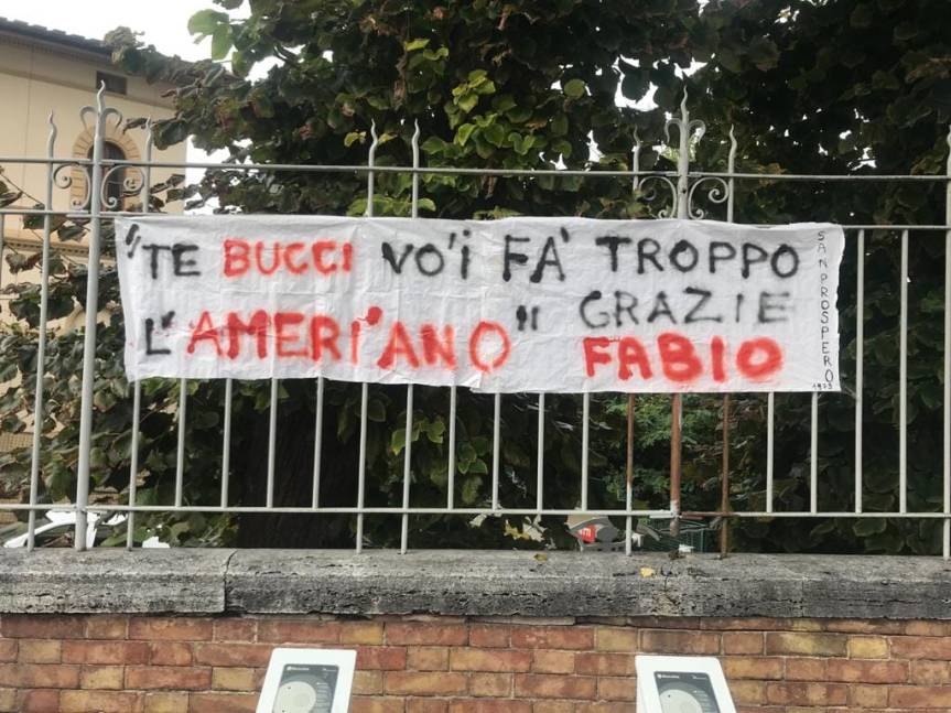 Siena: Alcuni tifosi espongono sttiscione fuori dallo Stadio Franchi in onore di Fabio&nbsp;Ciani