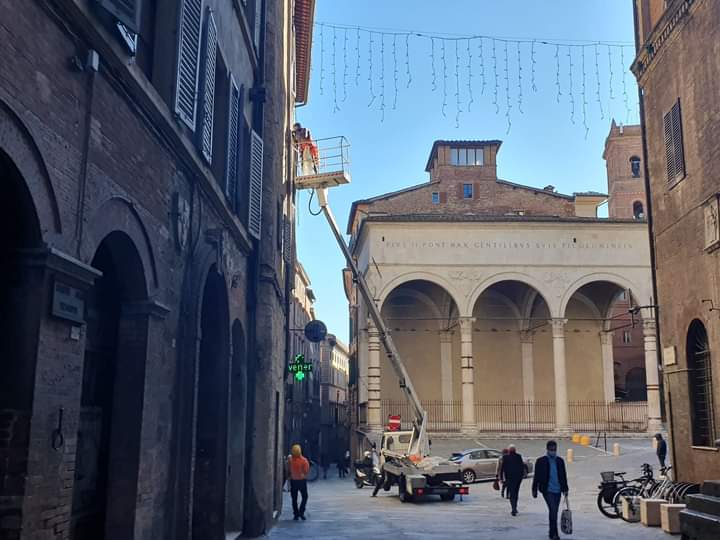 Siena: Oggi 30/11in fase finale installazione luminarie per&nbsp;Natale