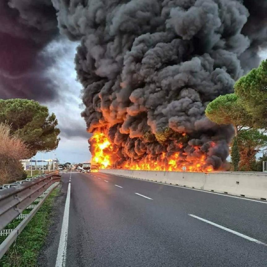 Toscana: Oggi 06/11 Grossa esplosione sulla Fi-Pi-Li davanti al distributore di San&nbsp;Miniato