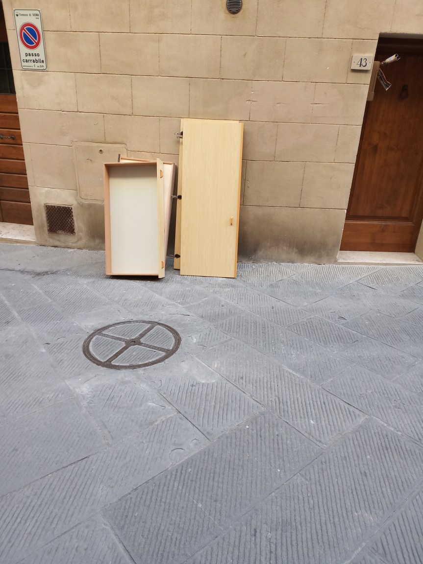 Siena: Oggi 21/11 Armadio abbandonato in Via Tito&nbsp;Sarrocchi