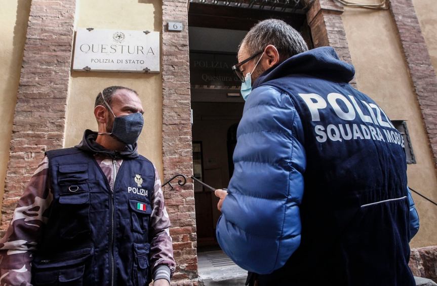 Siena: Ubriaco molesta le persone al centro commerciale, interviene la&nbsp;Polizia