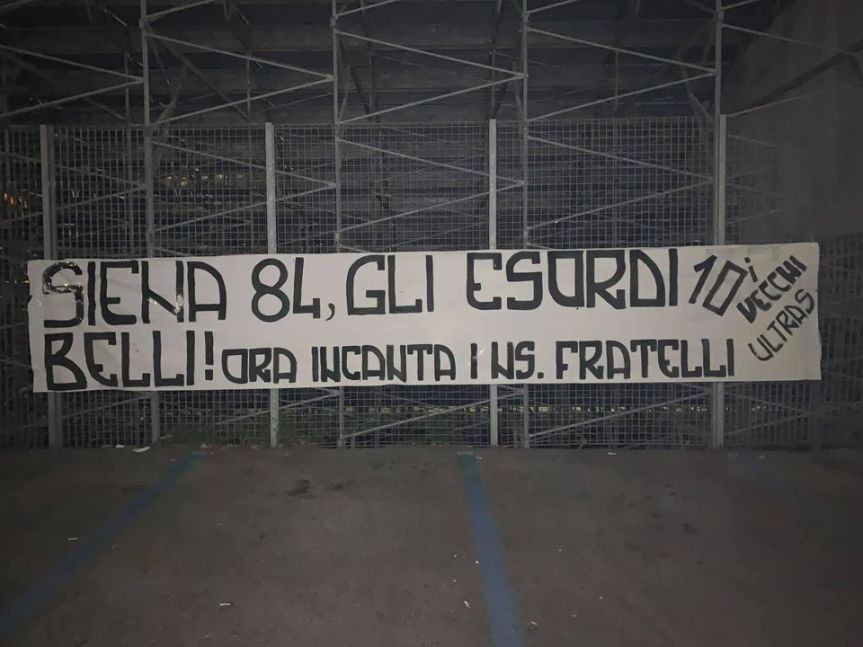 Siena: Oggi 26/11 i Vecchi Ultras appongono allo Stadio Franchi uno striscione in memoria di&nbsp;Maradona