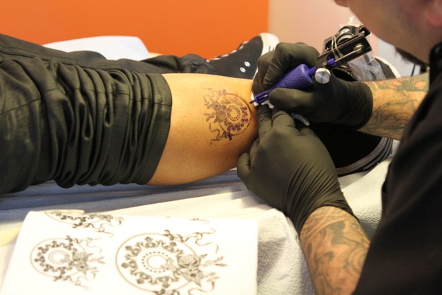 Siena, Viaggio nei tatuaggi al tempo del Covid: “Siamo in balia del&nbsp;vento”