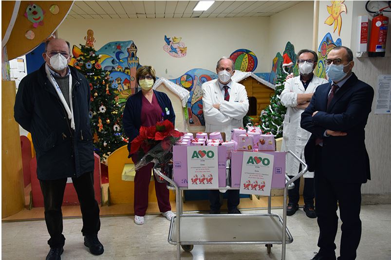 Siena: Natale, i volontari dell’AVO donano pandori e panettoni ai piccoli pazienti ricoverati nel Dipartimento della Donna e dei&nbsp;Bambini