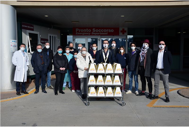 Siena: Panettoni in dono ai professionisti dell’area Covid da parte di Round Table 41&nbsp;Siena