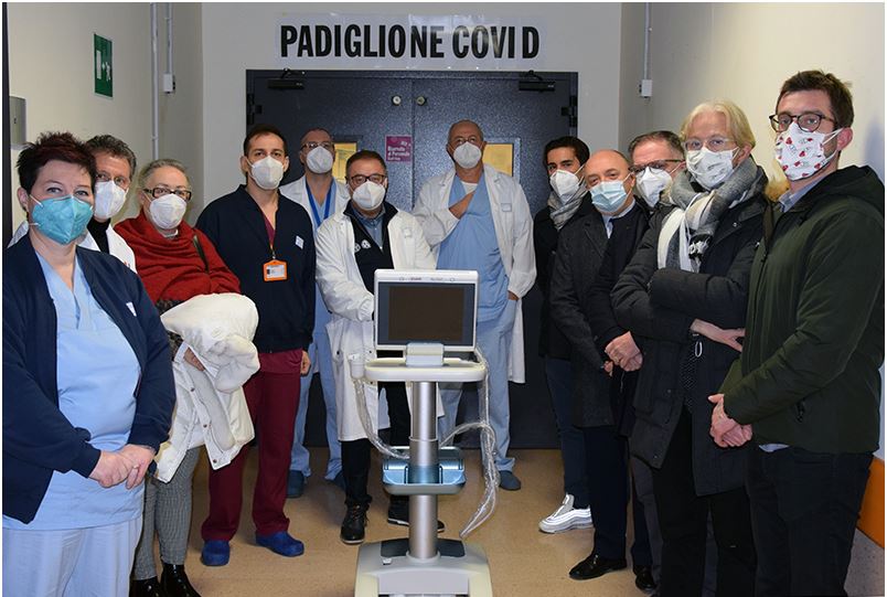 Palio di Siena: Priori e capitani delle Contrade, insieme ai fantini del Palio, donano un ecografo portatile all’Aou&nbsp;Senese