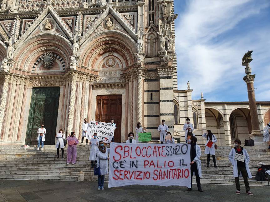 Siena, Scuole di specialistica, la protesta dei medici: “Descritti come eroi ma precari di&nbsp;fatto”